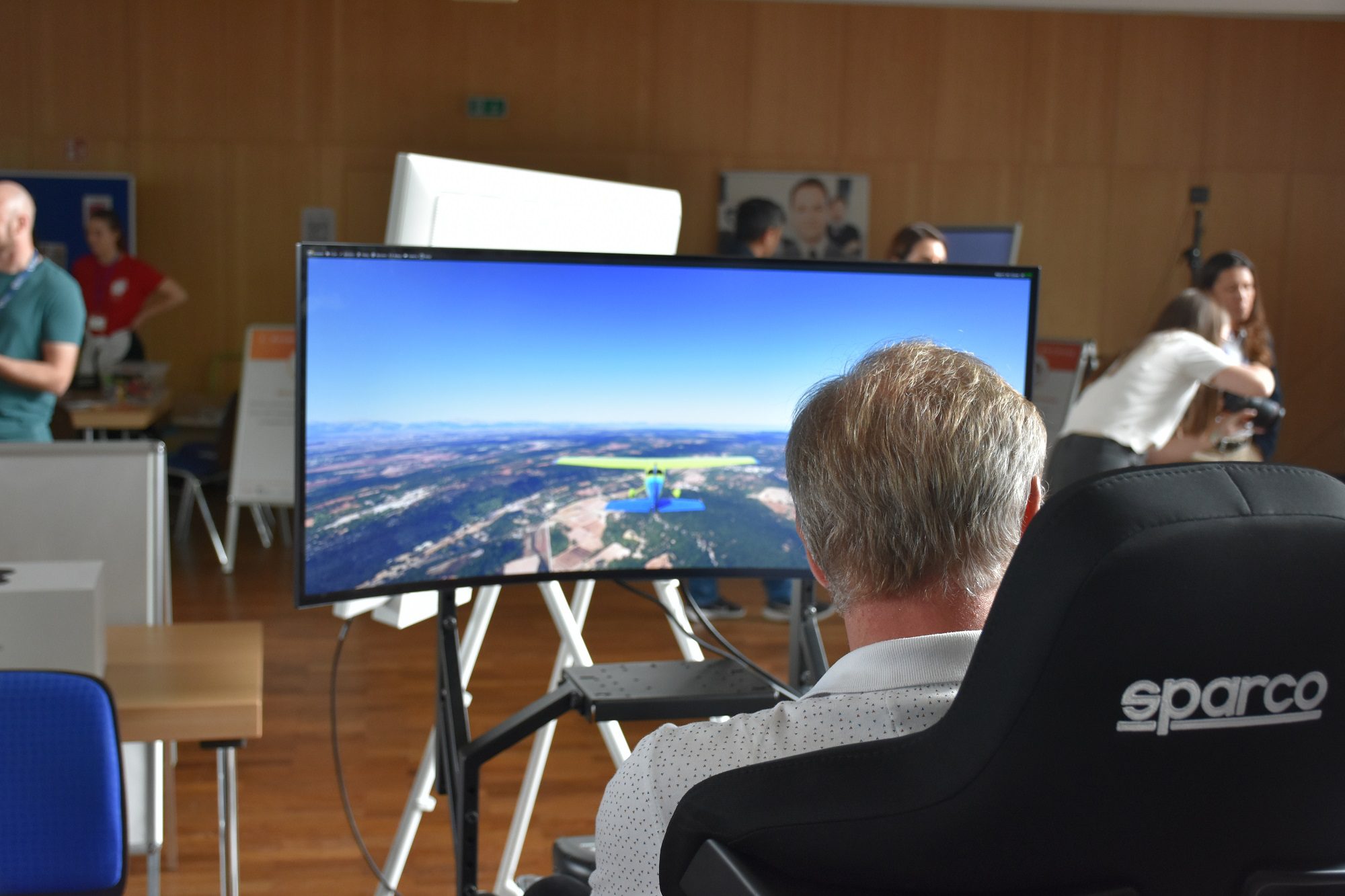 Ein Bild des Flugsimulators, der im Rahmen des Netzwerkens am MINT-Dialog Worms in der Hochschule ausprobiert werden konnte.