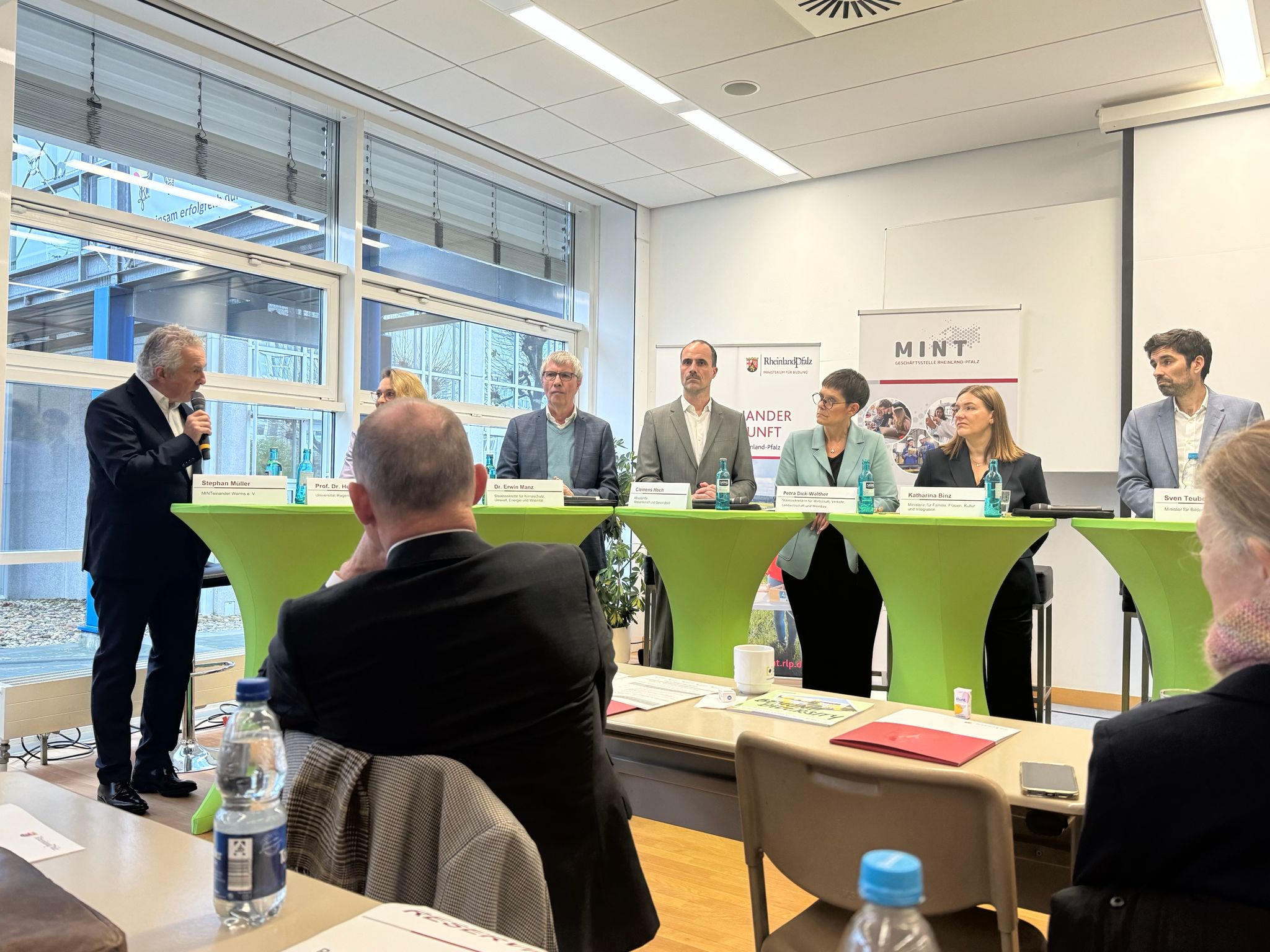 WhatsApp Image 2025-11-25 at 07.37.12 Ein Bild des Flugsimulators, der im Rahmen des Netzwerkens am MINT-Dialog Worms in der Hochschule ausprobiert werden konnte.